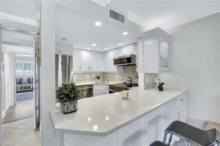 950  7th S AVE, Naples, FL 34102