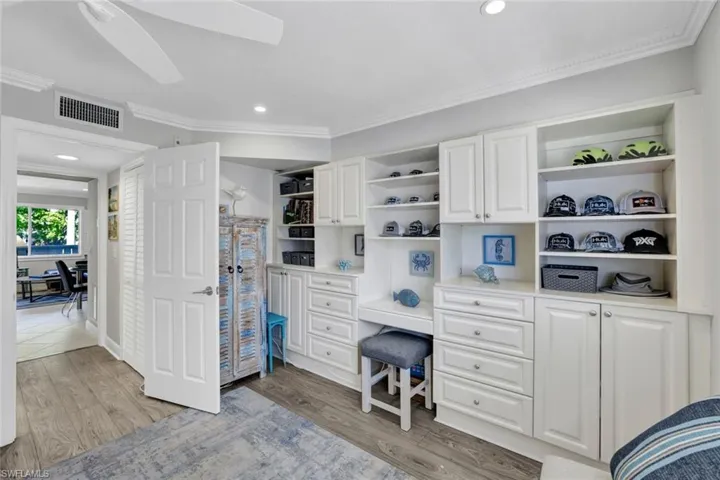 950  7th S AVE, Naples, FL 34102