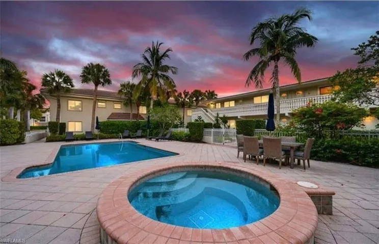 950  7th S AVE, Naples, FL 34102