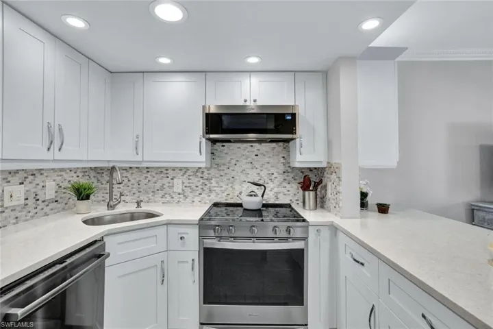 950  7th S AVE, Naples, FL 34102