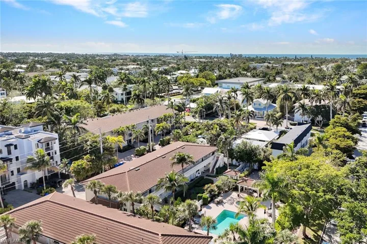 950  7th S AVE, Naples, FL 34102