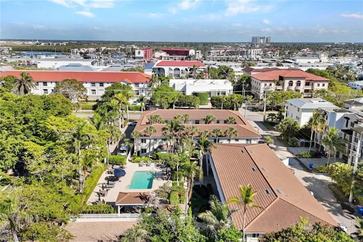 950  7th S AVE, Naples, FL 34102