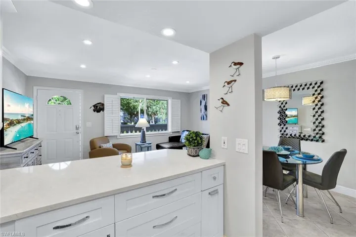 950  7th S AVE, Naples, FL 34102