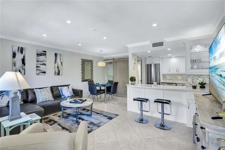 950  7th S AVE, Naples, FL 34102