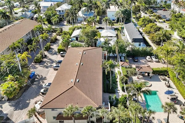 950  7th S AVE, Naples, FL 34102