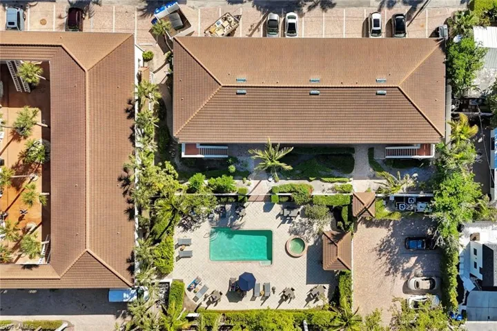 950  7th S AVE, Naples, FL 34102