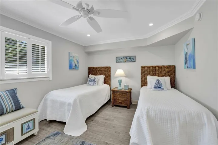 950  7th S AVE, Naples, FL 34102