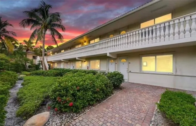 950  7th S AVE, Naples, FL 34102