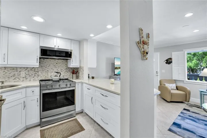 950  7th S AVE, Naples, FL 34102