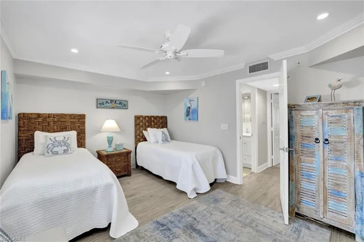 950  7th S AVE, Naples, FL 34102