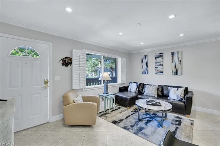 950  7th S AVE, Naples, FL 34102