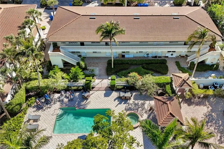 950  7th S AVE, Naples, FL 34102