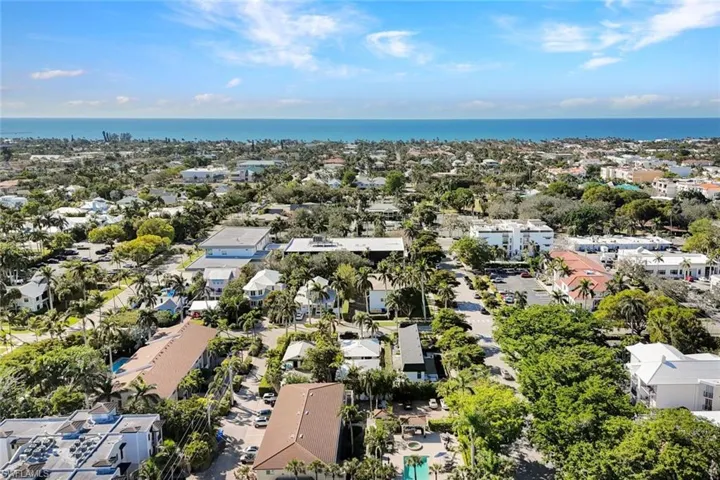 950  7th S AVE, Naples, FL 34102