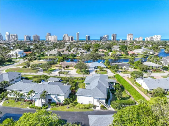 Minutes to Waterside Shops, Artis Naples and Venetian Village.