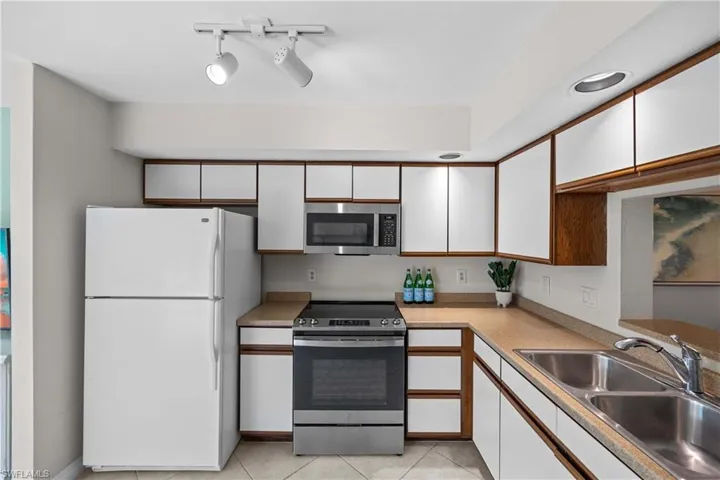 731  Neapolitan  WAY, Naples, FL 34103