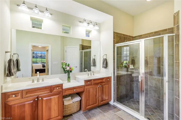 Primary bath, separate shower/tub