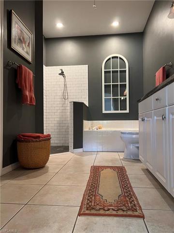 Master bath - dual sinks, walk-in shower, Roman tub