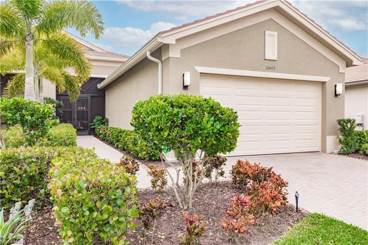 From the moment you arrive on sight you will be drawn through the well manicured gardens to the front private entrance.  Talk about curb appeal!