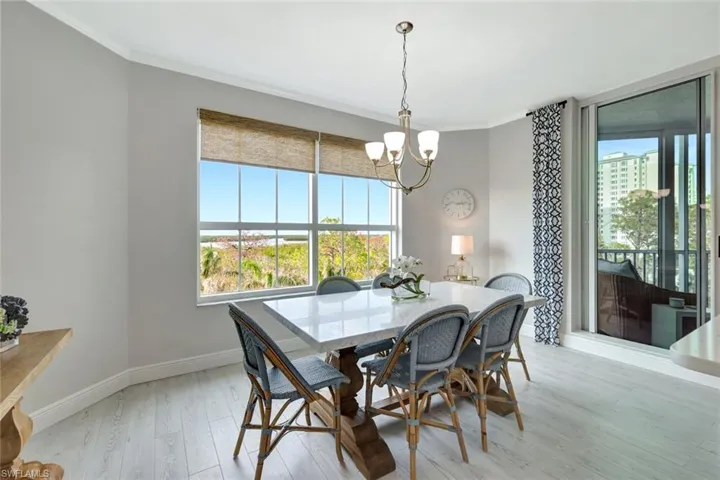 Dining Area opens to lanai