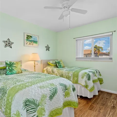 Guest bedroom..plenty of space to comfortably move between and around beds.