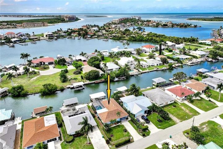 Island Living! Direct Gulf Access with no bridges.