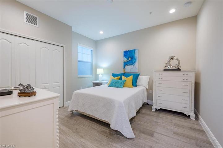 Cheerful Guest Room