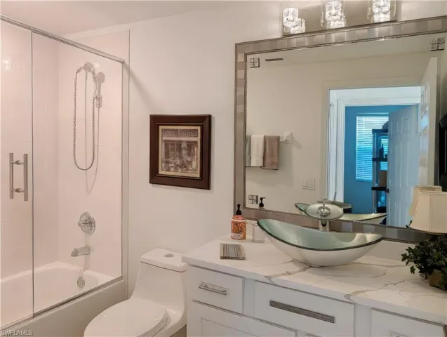 Guest bath / shower combo with glass door