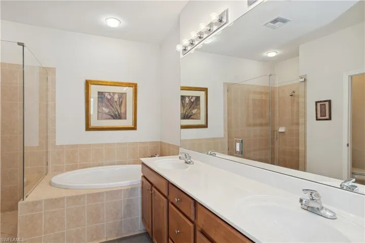 Master Bath dual sinks and soaking tub