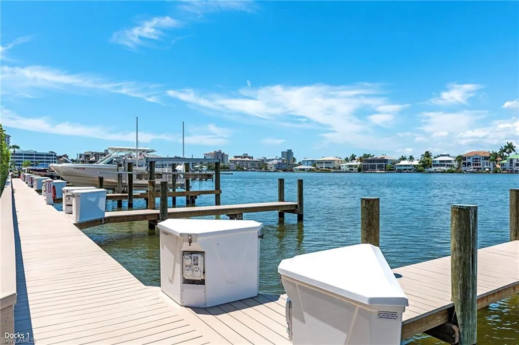 400 FLAGSHIP DR, Naples, FL 34108,225041410
