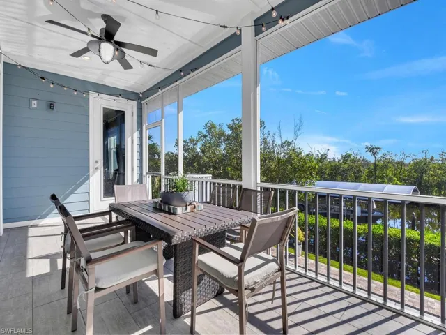 Sunroom / solarium with ceiling fan