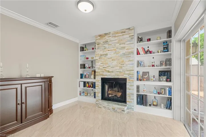 26 Feet of Entertaining Space in this Dining Room