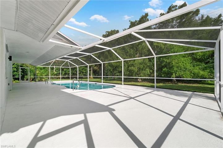 screened in pool/lanai with expansive pool deck space