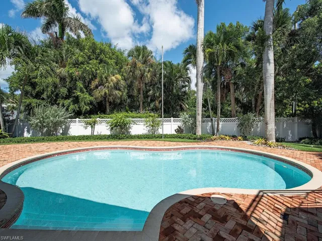 195 2nd Ave N, Naples, Florida 34102