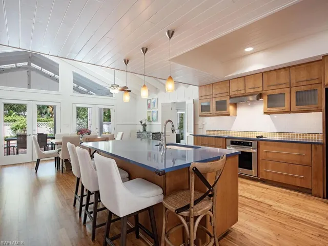 195 2nd Ave N, Naples, Florida 34102