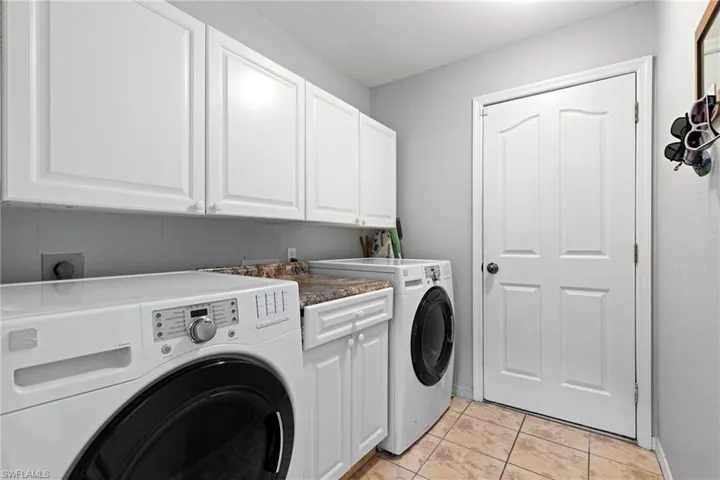 1712 NE 4th  PL, Cape Coral, FL 33909
