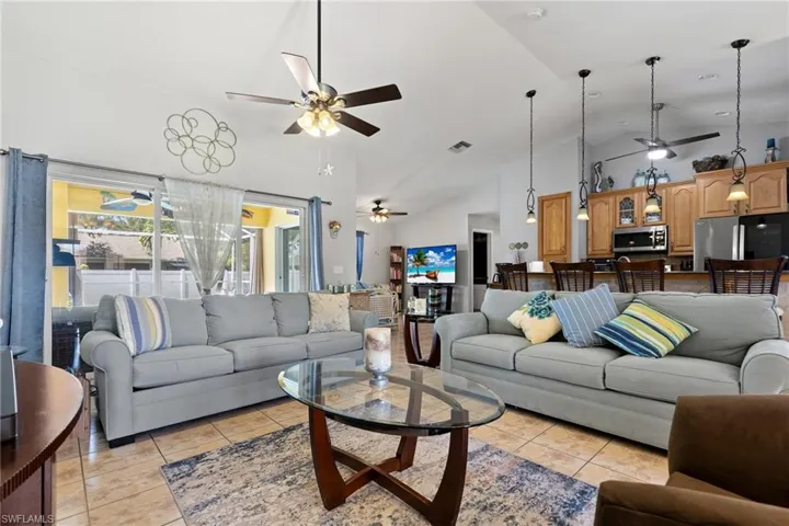 1712 NE 4th  PL, Cape Coral, FL 33909