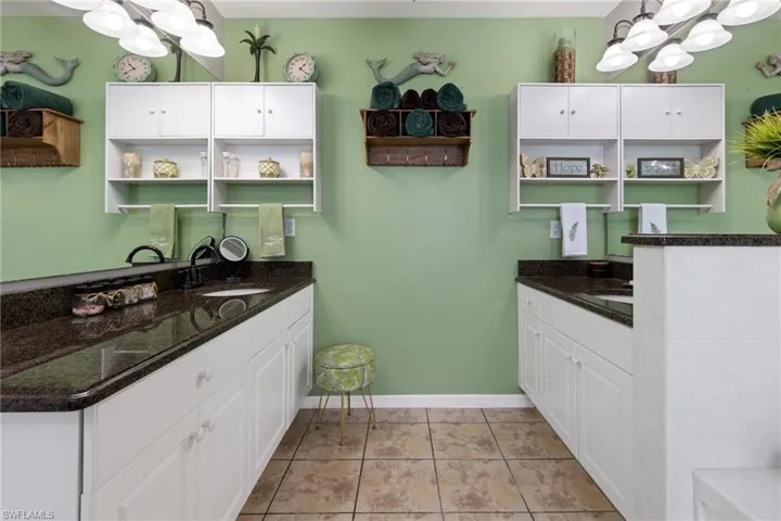 1712 NE 4th  PL, Cape Coral, FL 33909