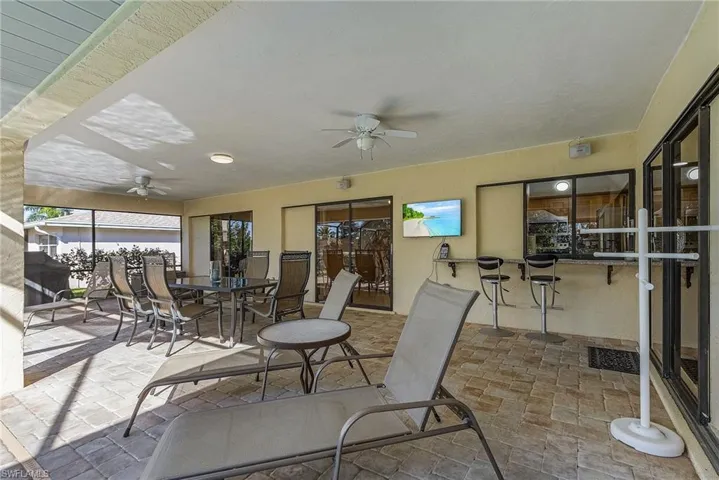 Sunroom with ceiling fan