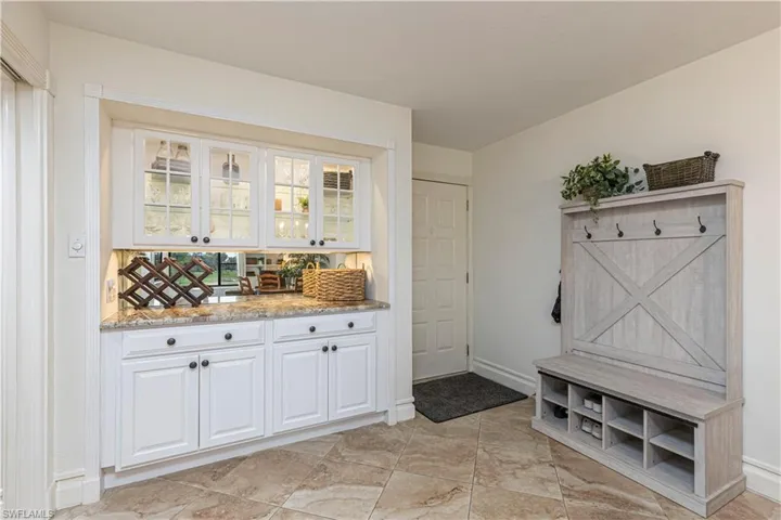 5950  Trailwinds  DR, Fort Myers, FL 33907