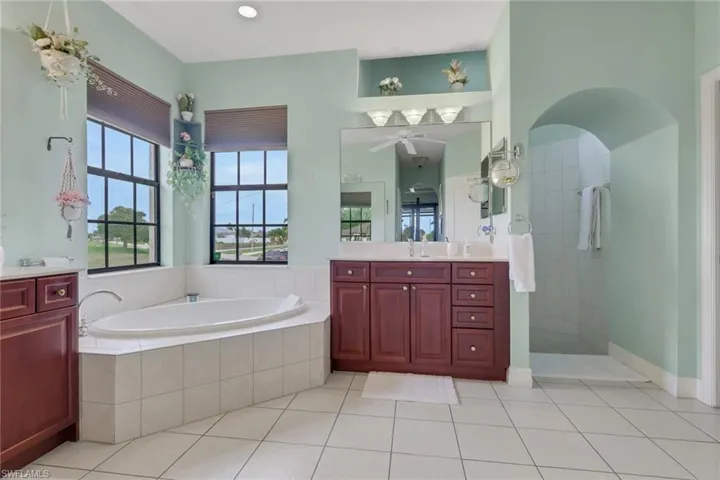 2102 Ne 22nd Ave, Cape Coral, Florida 33909