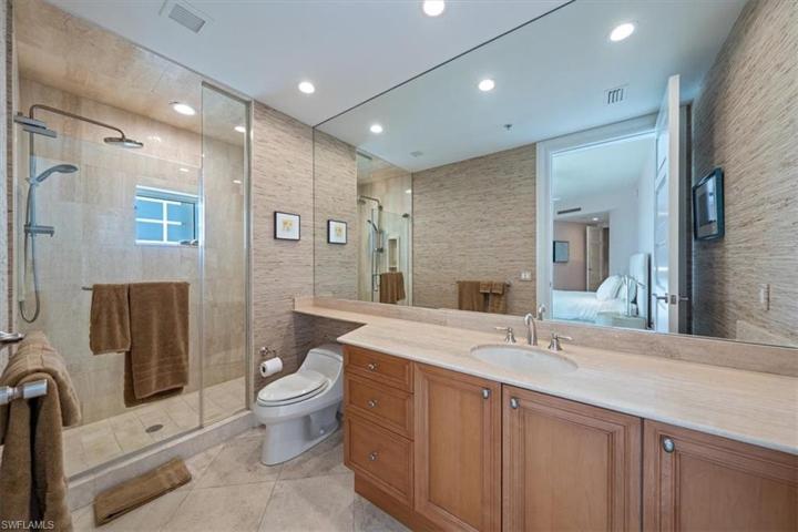 Gust suite bathroom