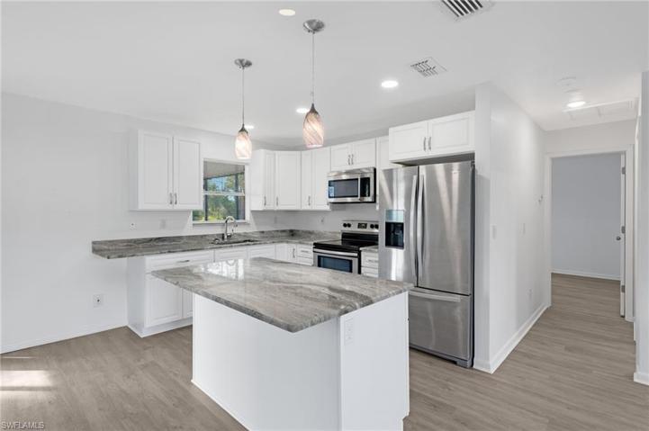 Kitchen w/ Island