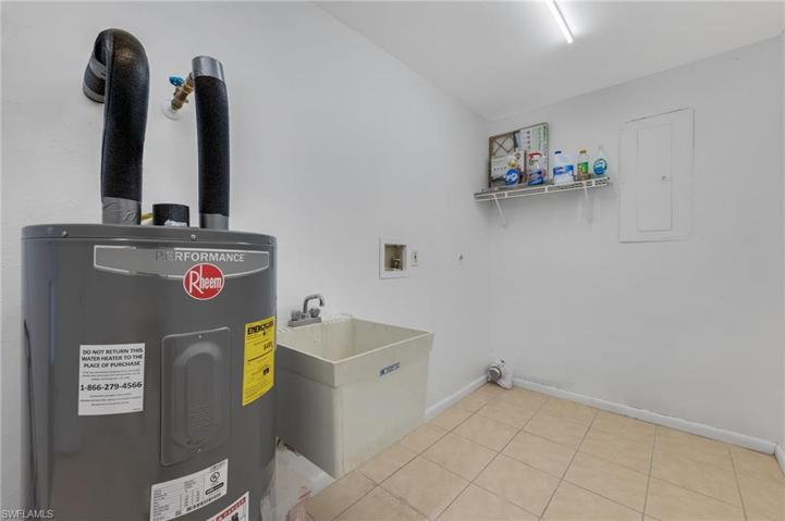 Large Laundry Room w/ Utility Sink
