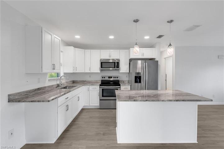 Kitchen w/ Island