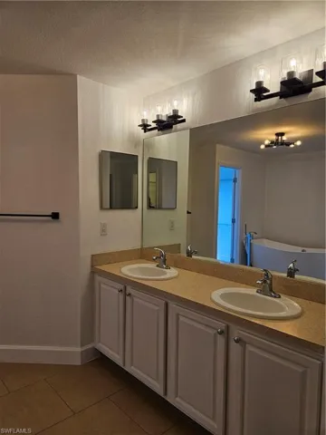 Move in and start preparing your favorite dishes and desserts with this fantastic work space!