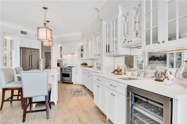 Kitchen, Island and Wet Bar