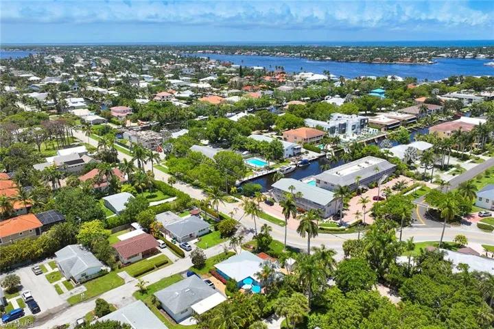 1711  Smugglers  CV, Naples, FL 34112