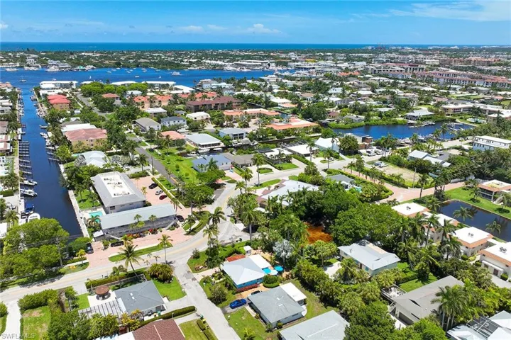 1711  Smugglers  CV, Naples, FL 34112