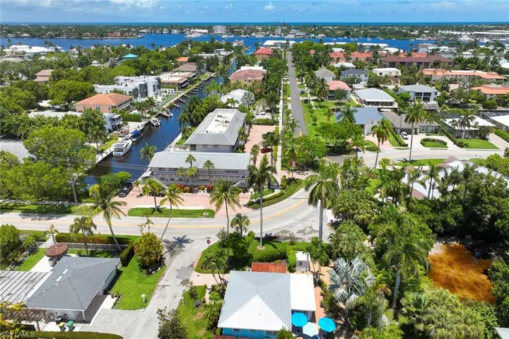 1711  Smugglers  CV, Naples, FL 34112