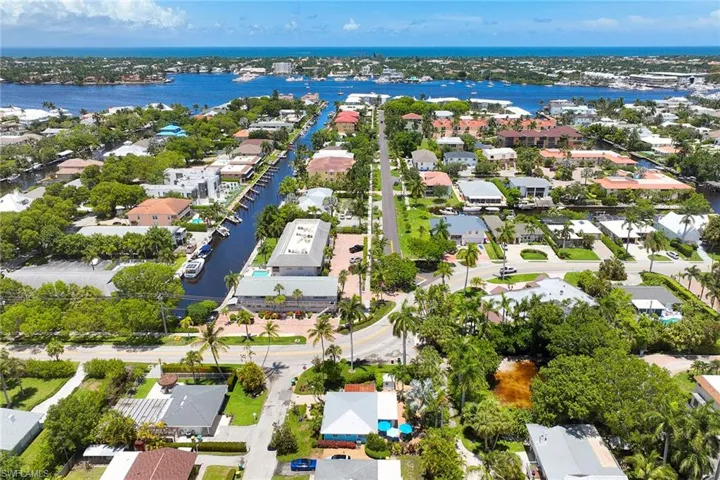 1711  Smugglers  CV, Naples, FL 34112